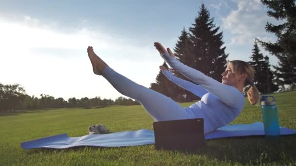 Gioioso sole di saluto femminile in posa barca yoga — Video Stock