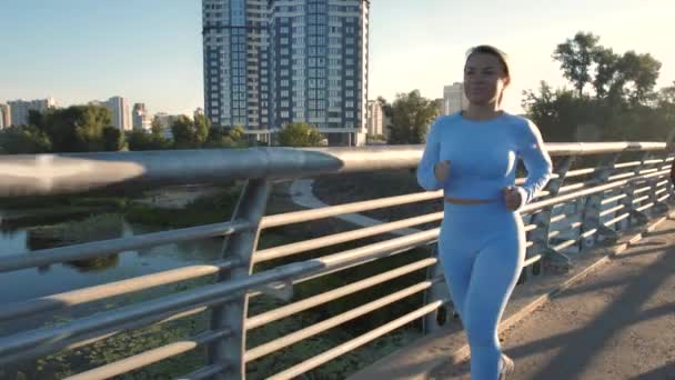 Mulheres loiras bonitas indo para esportes na cidade — Vídeo de Stock