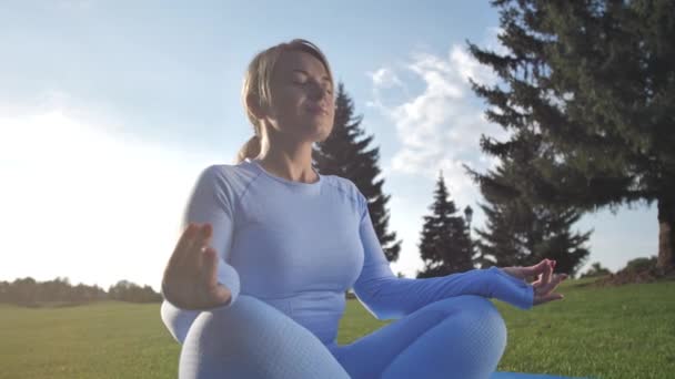 Retrato de mujer meditando en pose de loto al aire libre — Vídeos de Stock