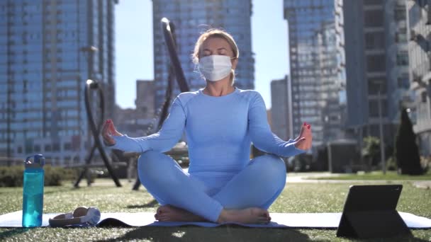 マスクフィット女性の間にヨガ瞑想屋外 — ストック動画