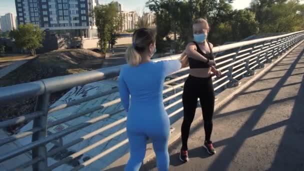 S'adapter aux coureurs urbains réunion sur le pont pendant l'entraînement — Video