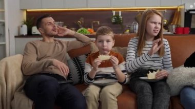 Birleşik dilsiz aile kapalı mekanda jestlerle konuşuyor.