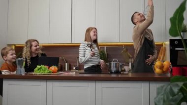 Neşeli sağır aile evde eğleniyor.