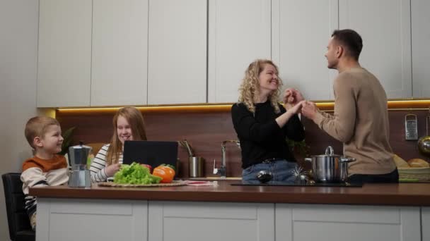 Feliz família surda dançando durante o lazer em casa — Vídeo de Stock