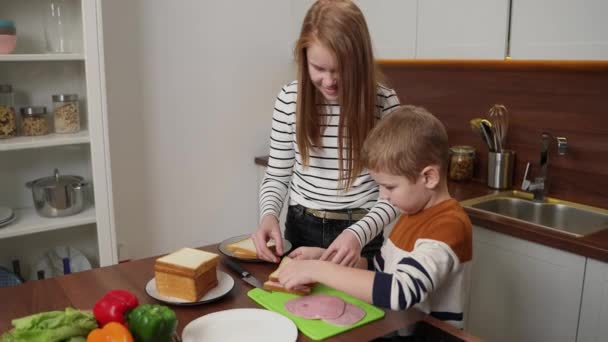 Adorables niños sordos haciendo sándwiches en la cocina — Vídeos de Stock