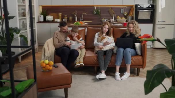 Entspannen taubstumme Familie mit Geräten zu Hause — Stockvideo