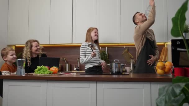 Radostná hluchá rodina se baví ve volném čase doma — Stock video