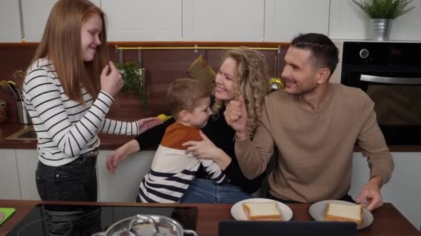 Šťastná hluchá rodina vevnitř, objetí mámy a dětí — Stock video