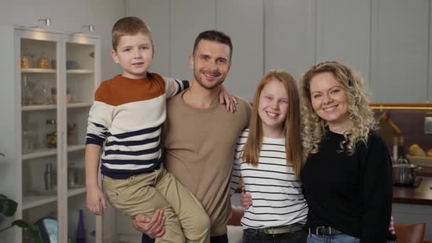 Retrato de familia feliz posando en la cámara en casa — Vídeos de Stock