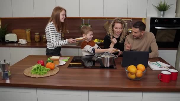 Gehörlose Eltern freuen sich mit Kindern in Küche — Stockvideo