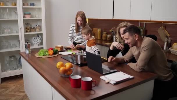 Słodkie nieme dzieci przygotowanie kanapki w kuchni — Wideo stockowe
