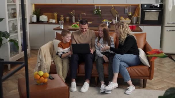 Радостная семья деф-мута смотрит видео на ноутбуке — стоковое видео