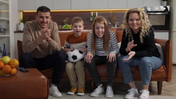 Famille sourde excitée regardant le match de football à la télévision — Video