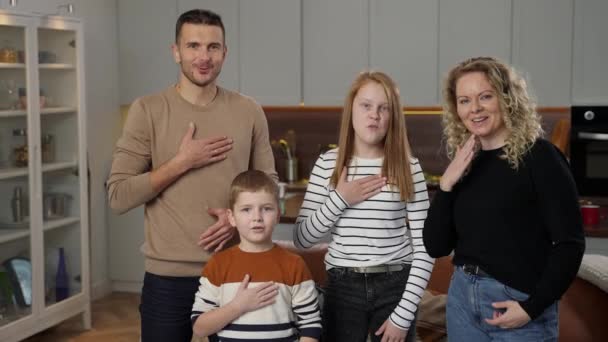 Joyeux sourds famille parler avec des gestes à la caméra — Video