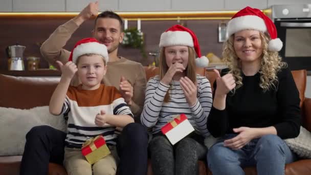 Позитивная семья глухих во время видеозвонка в праздничные дни — стоковое видео