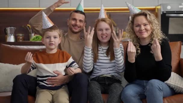 Glimlachend doof paar met kinderen tijdens video chat — Stockvideo