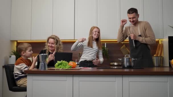 Positieve dove-stomme familie hebben plezier in de keuken — Stockvideo