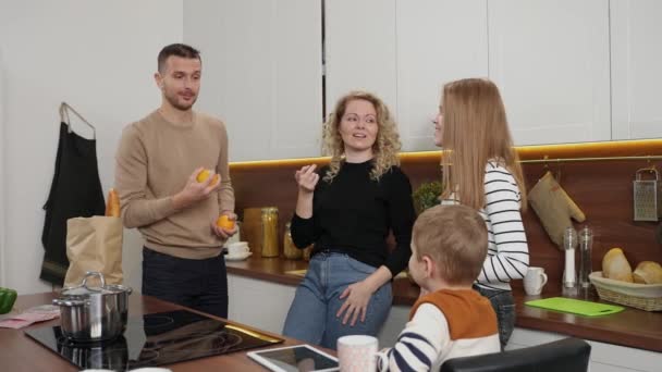 Веселая семья деф-мут веселится на домашней кухне — стоковое видео