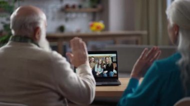 Dizüstü bilgisayardaki video aramasında yaşlı çift