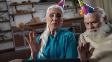 Çevrimiçi doğum günü partisinde çekici yaşlı çift