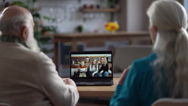 Idős pár az internetkapcsolat alatt — Stock videók