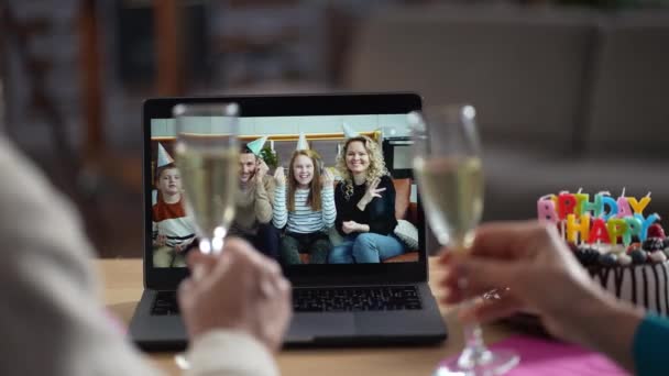 Online doğum günü kutlamaları sırasında yaşlı çiftler — Stok video