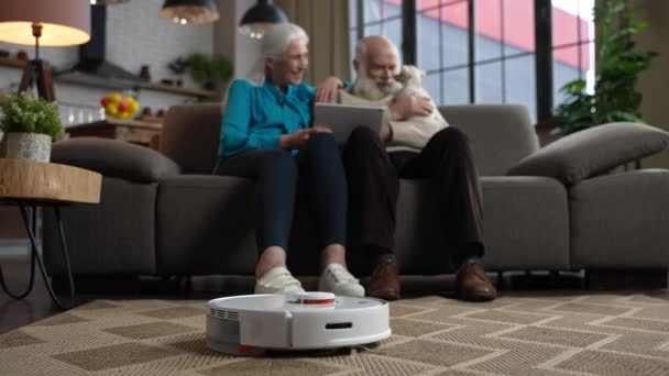 Robot porszívó működik, míg az idősek pihentető — Stock videók