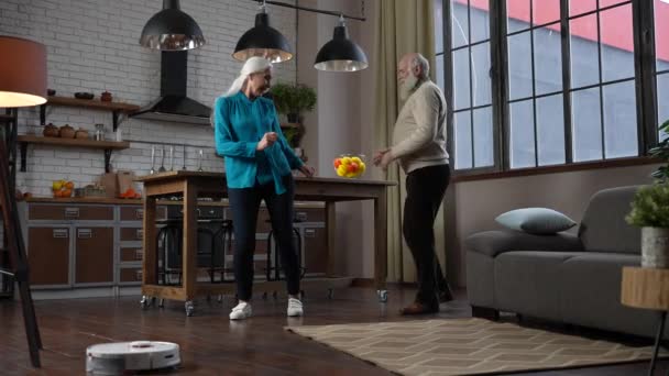 Livre de limpeza do chão pessoas idosas felizes dançando — Vídeo de Stock