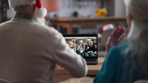 Gondoskodó rokonok gratulálnak az időseknek a távolból — Stock videók