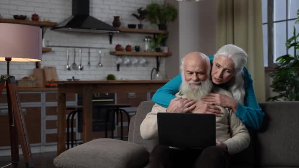 Amar a la pareja de edad utilizando el ordenador portátil para videollamada — Vídeo de stock