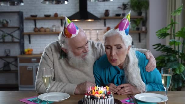 Boldog, idős család szerető ölelései az évfordulón — Stock videók