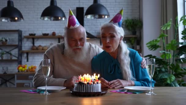 Vidám idős pár a születésnapi ünneplés alatt — Stock videók