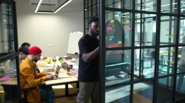 Yaratıcı ekip üyeleri işte yapışkan notlar kullanıyor