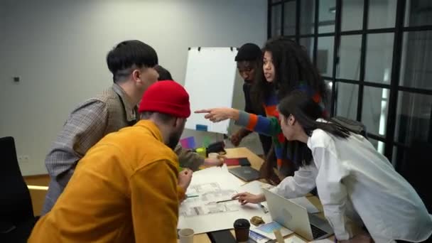 Εμπνευσμένη πολυεθνική ομάδα σχεδιασμού κατά τη διάρκεια της εργασίας — Αρχείο Βίντεο