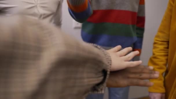 Joyful coworkers maintaining team spirit in office — Stock Video