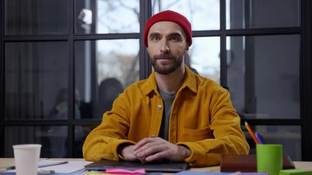 Homme barbu souriant posant sur la caméra au bureau — Video