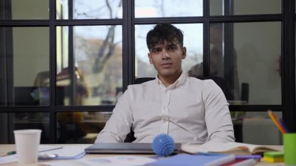 Pria hindu positif berpose di kamera di tempat kerja — Stok Video