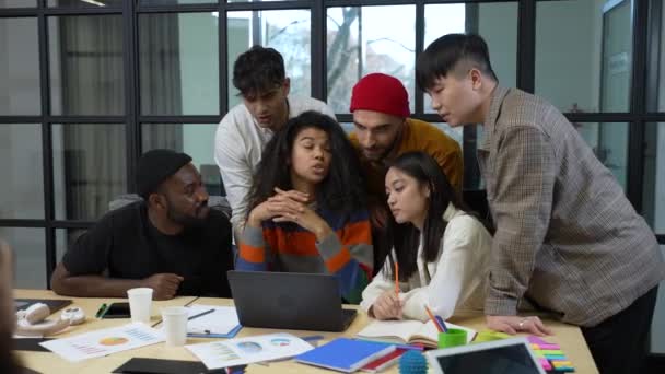 Equipo creativo inspirado durante el chat de vídeo en el ordenador portátil — Vídeos de Stock