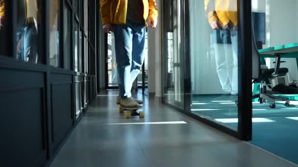 Modern employee riding skateboard to workplace — Stock Video
