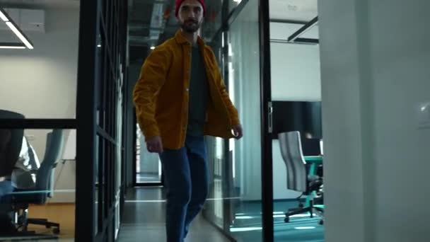 Aktív férfi gördeszkázik végig az irodai folyosón — Stock videók