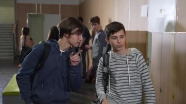 Küstah oğlanlar okuldaki koyu tenli kıza zorbalık yapıyor.