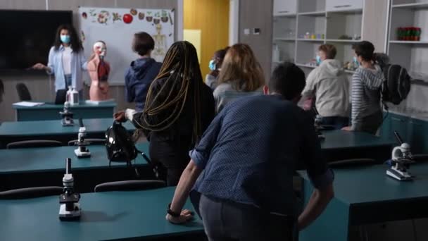 Mascarados diversos alunos se levantando no final da aula — Vídeo de Stock