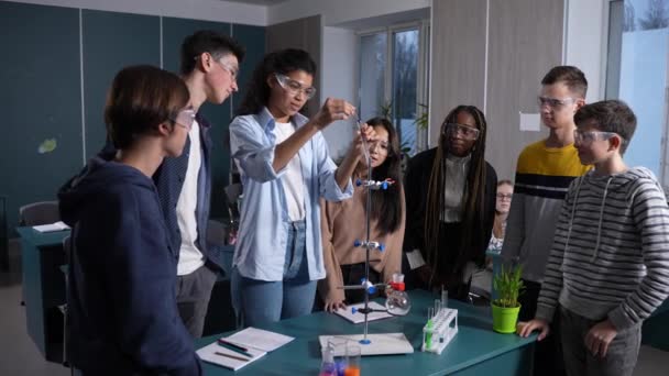 Ενδιαφερόμενοι έφηβοι μαθητές που παρατηρούν χημική αντίδραση — Αρχείο Βίντεο
