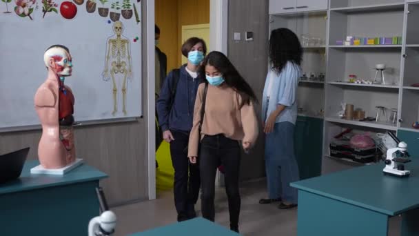 Masked multinational pupils entering classroom — Stock Video