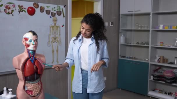 Mulher mista positiva ensinando aula de biologia — Vídeo de Stock