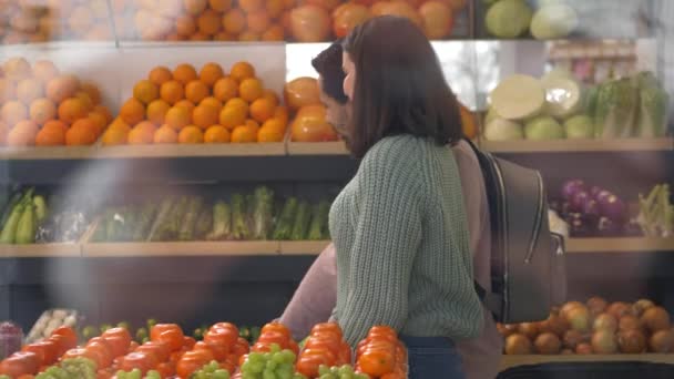 Multiraciaal koppel dat aankopen doet op de landbouwmarkt — Stockvideo