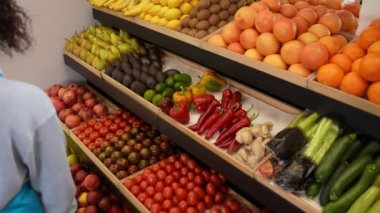 Taze organik sebzelerle market tezgahı