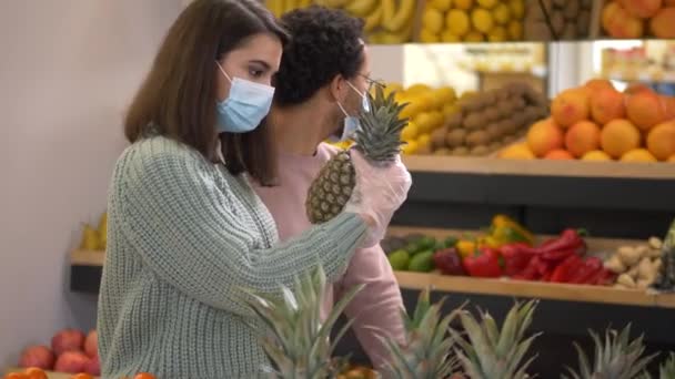 Gemaskerde multiraciale kopers winkelen in boerderij winkel — Stockvideo