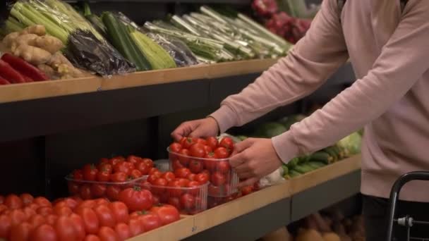 Çok ırklı alıcılar domatesleri çiftlik dükkanından seçiyor. — Stok video