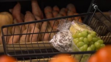 Markette alışveriş arabası taşıyan alıcılar